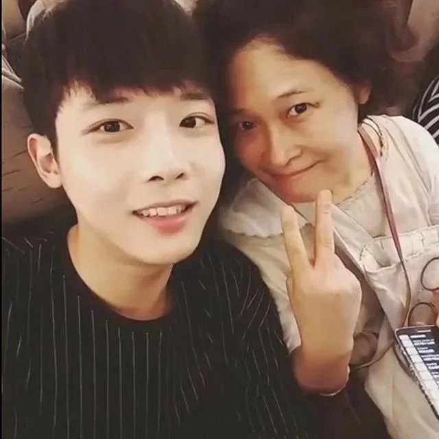 潘士欣莲