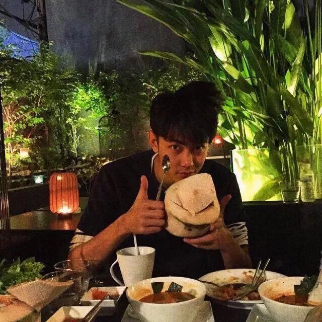 储欢月弘